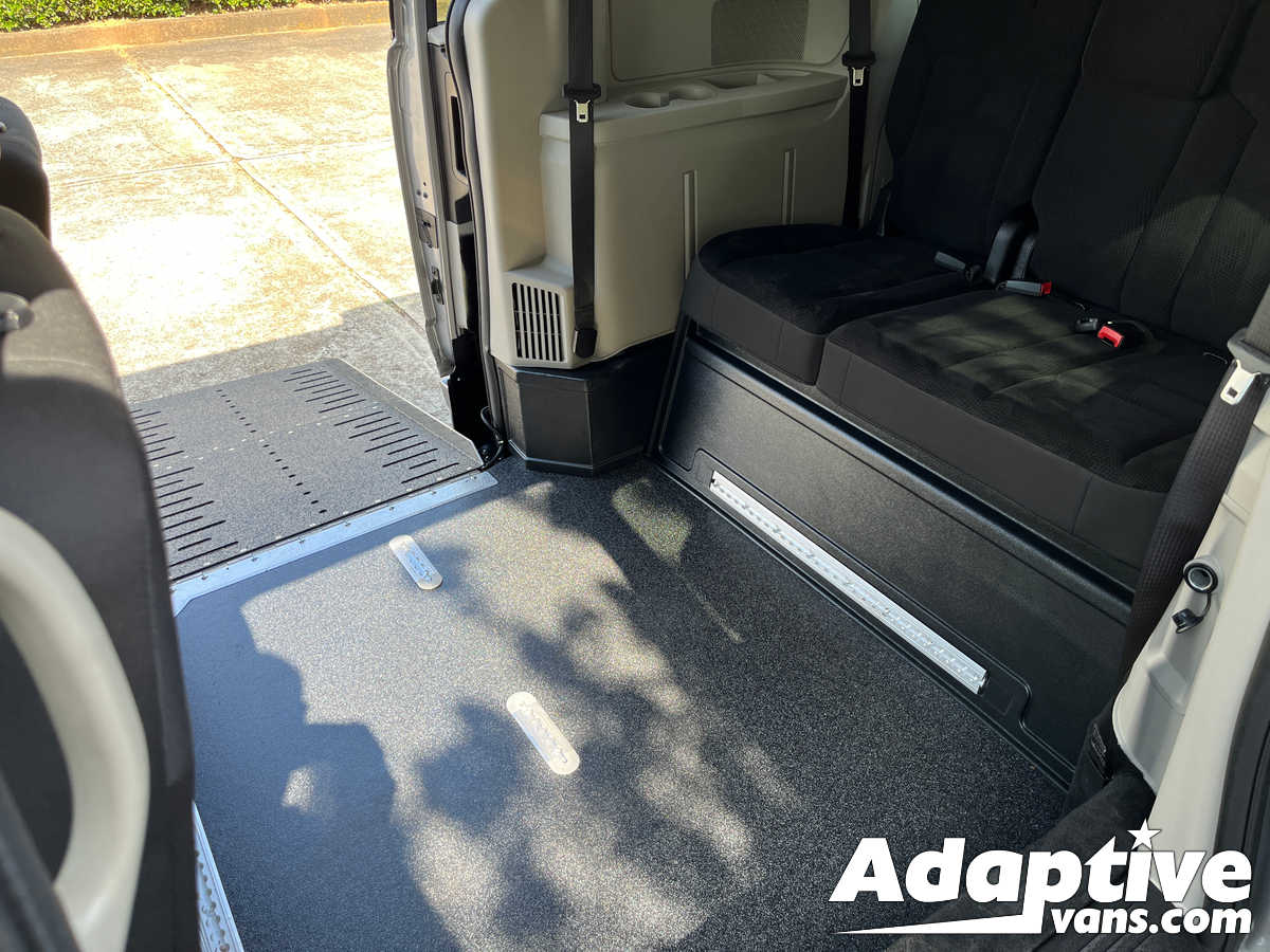JR276918 2018 Dodge Caravan Wheelchair Accessible Van_19