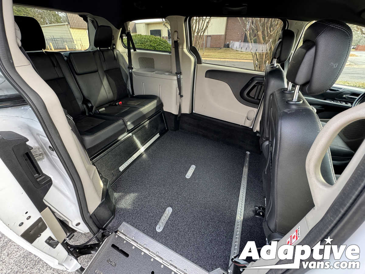 LR194466 2020 Dodge Caravan Wheelchair Accessible Van_2