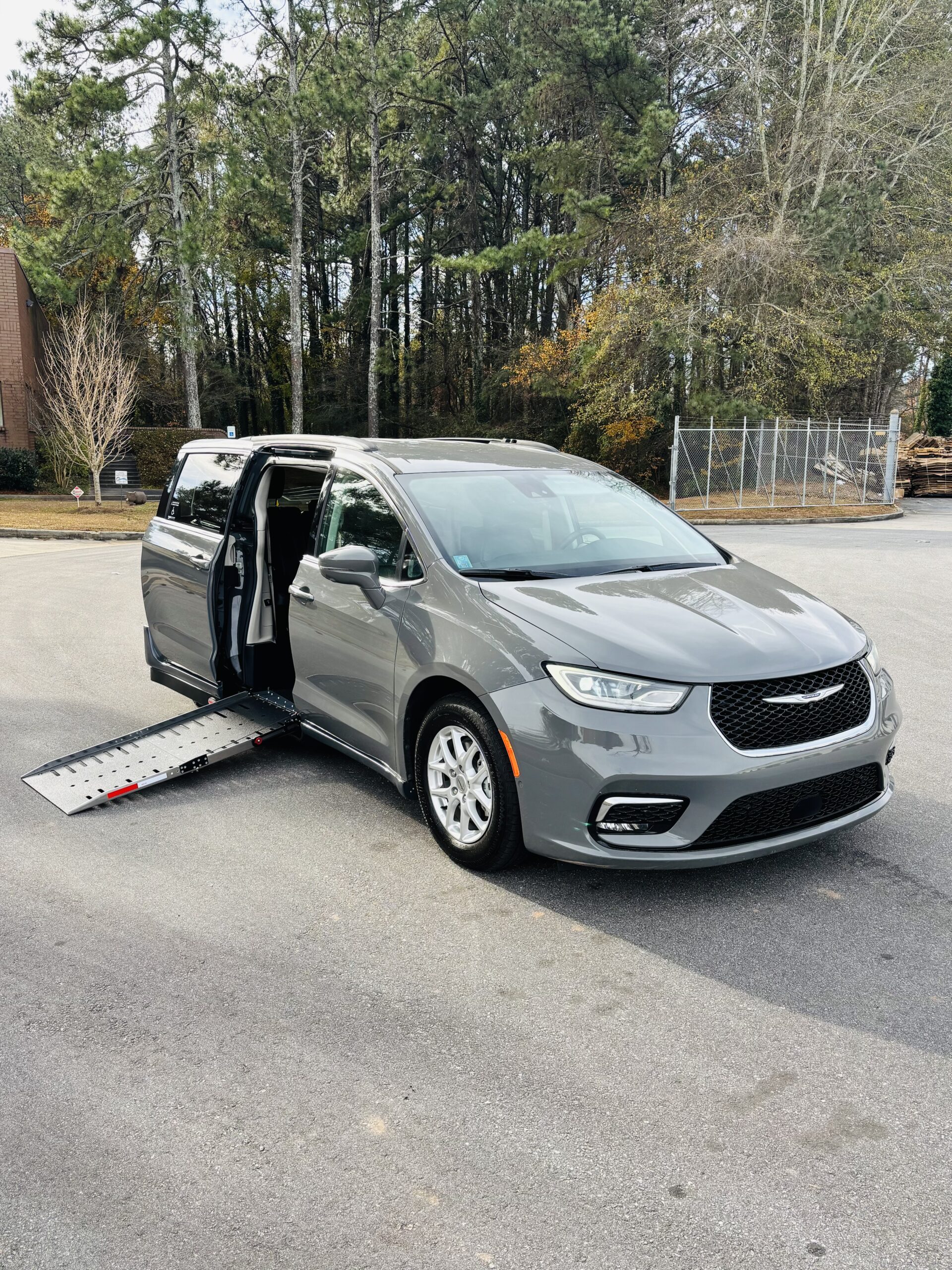 2022 Chrysler Pacifica Touring L's photo