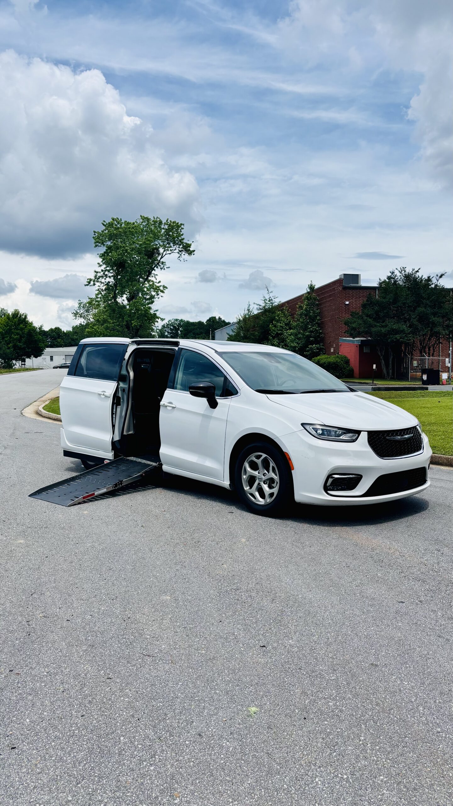 2024 Chrysler Pacifica's photo