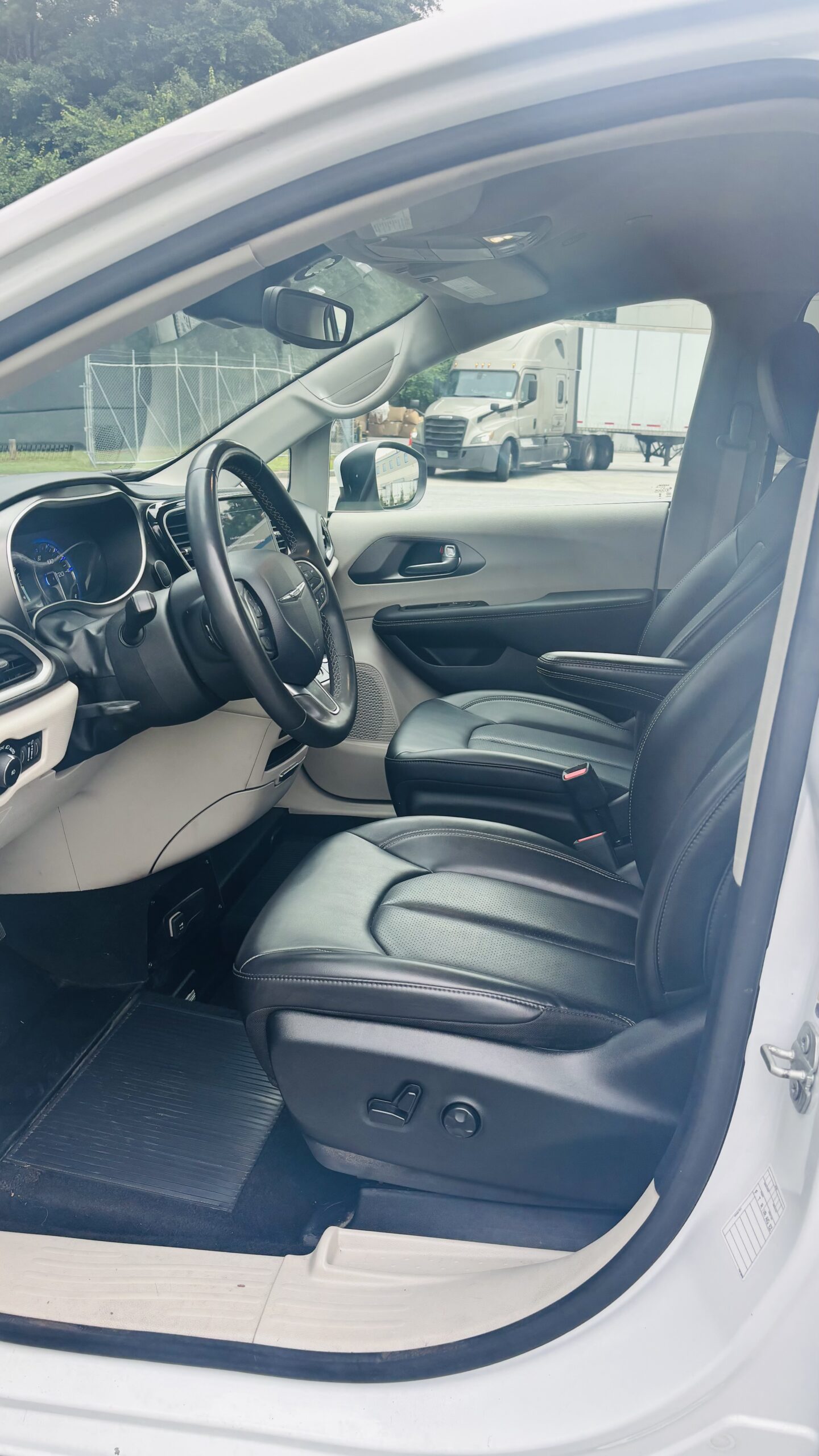 2023 Chrysler Pacifica Touring L - Photo 11
