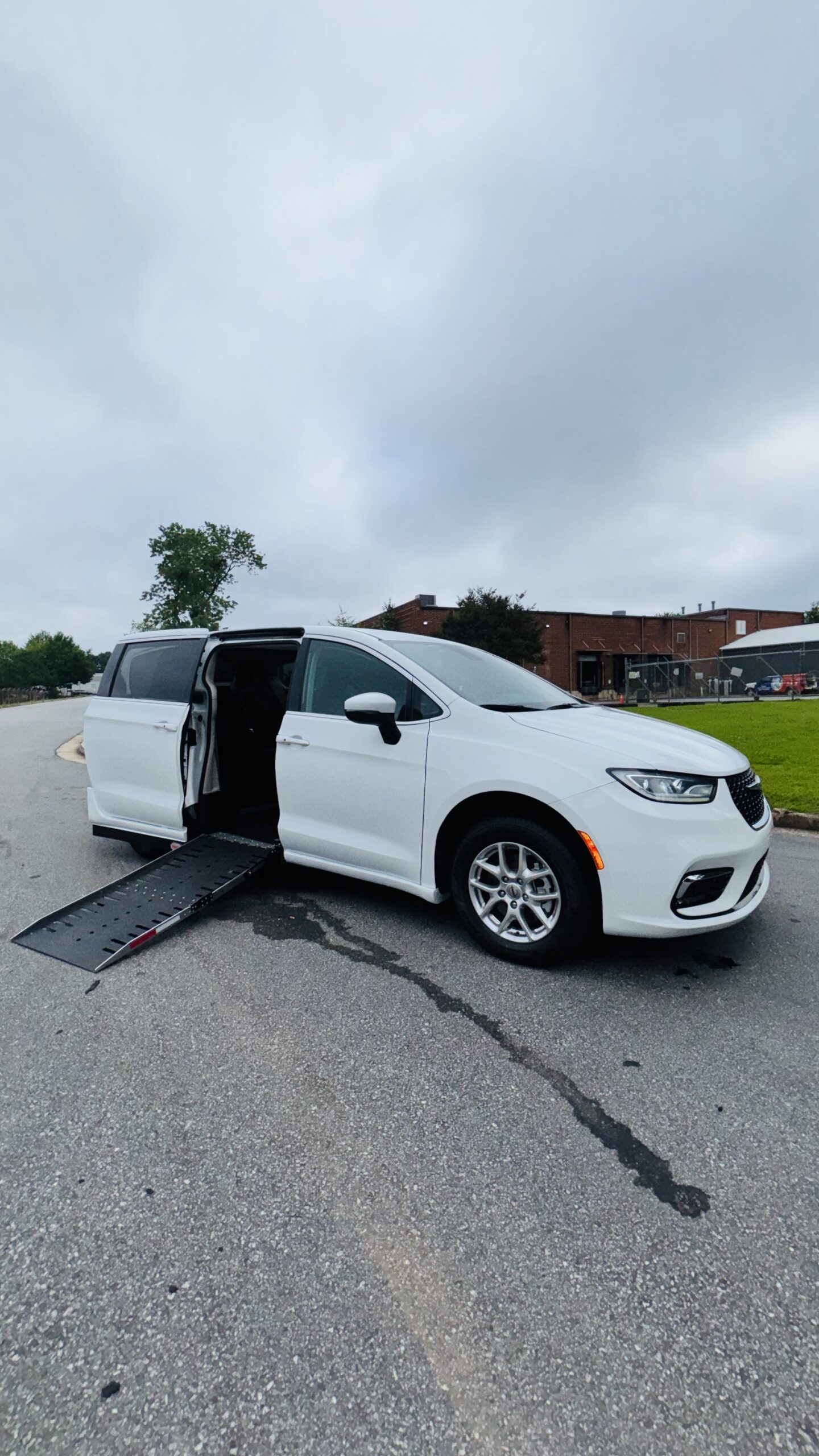 2023 Chrysler Pacifica Touring L's photo